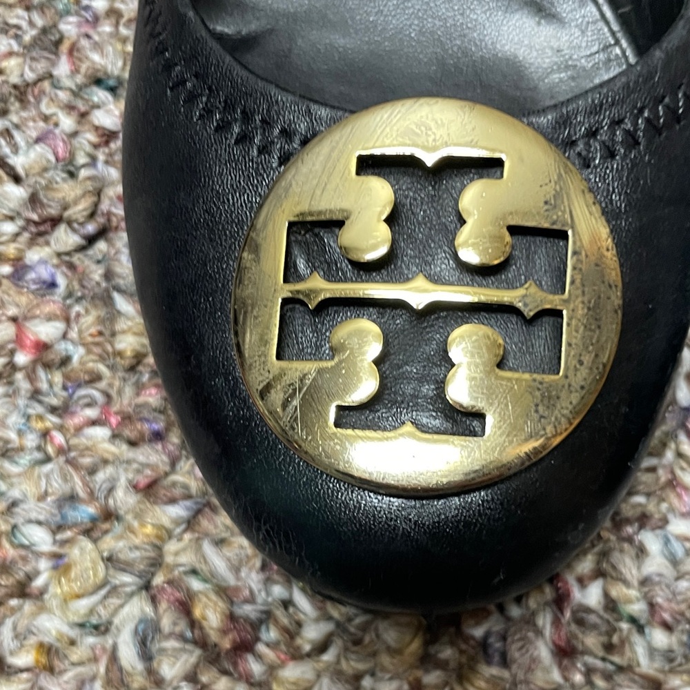 Tory Burch Black Leather Pumps with Gold Logo Medallion - Picture 2 of 8